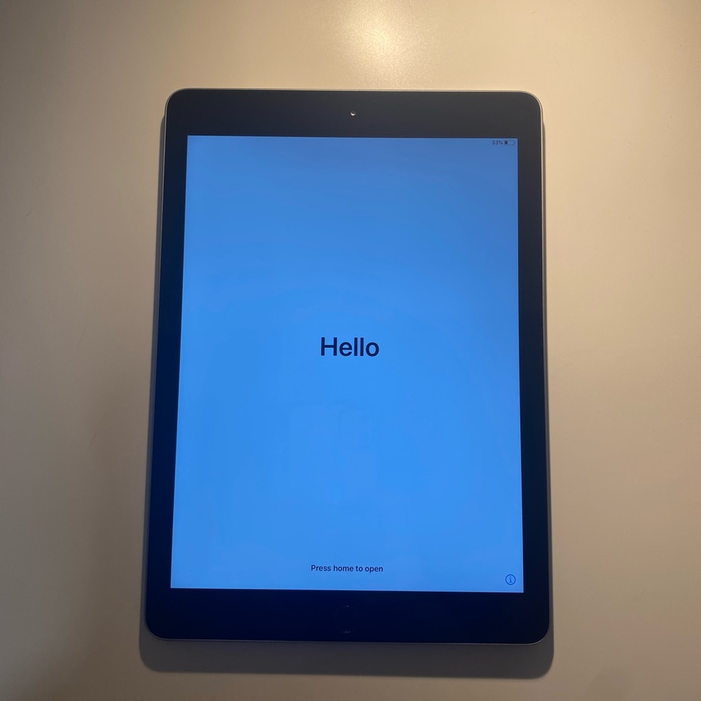 Apple iPad 5th Gen. 32GB, Wi-Fi, 9.7in - Space Gray (CA)